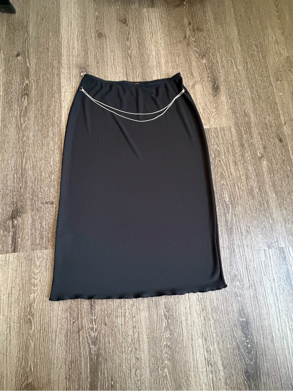 Classic Black Midi Skirt with Decorative Chain Accent